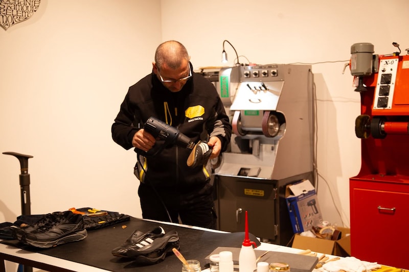 オリジナルゴムソールをヒートガンで温めながら剥がし、グラインダーで削ってまったく別デザインのソールに合わせて整形