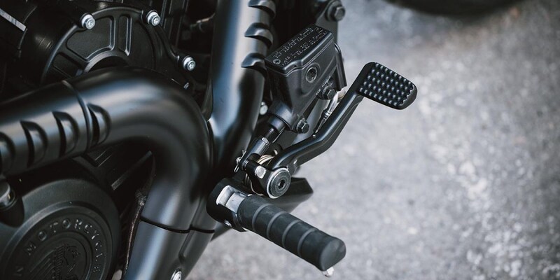 フットペダルもブラックアウトされていて足元も精悍な印象に