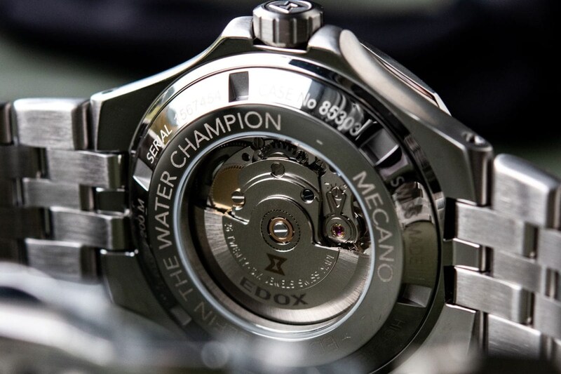 ケースバックには鏡面仕上げを採用して光の表情に変化を持たせている