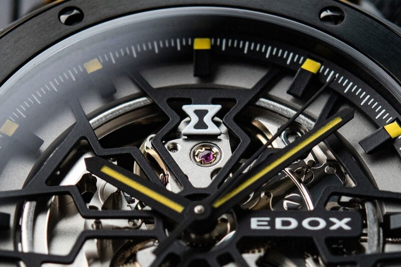 特徴的なダイアルは、大部分をくり抜き、内部構造である自動巻きムーブメント（Cal.853）を時刻表示とともに表側から鑑賞できるスケルトン仕様