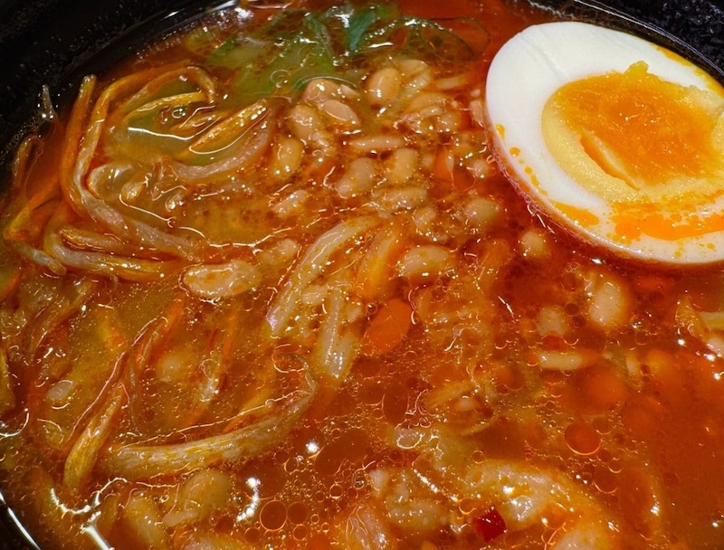 豚ガラや魚介、野菜の旨みにコクのあるキムチの風味を加えた味噌ベースのスープの重厚感が納豆の存在感とうまく調和して意外にも食べやすくて驚きです