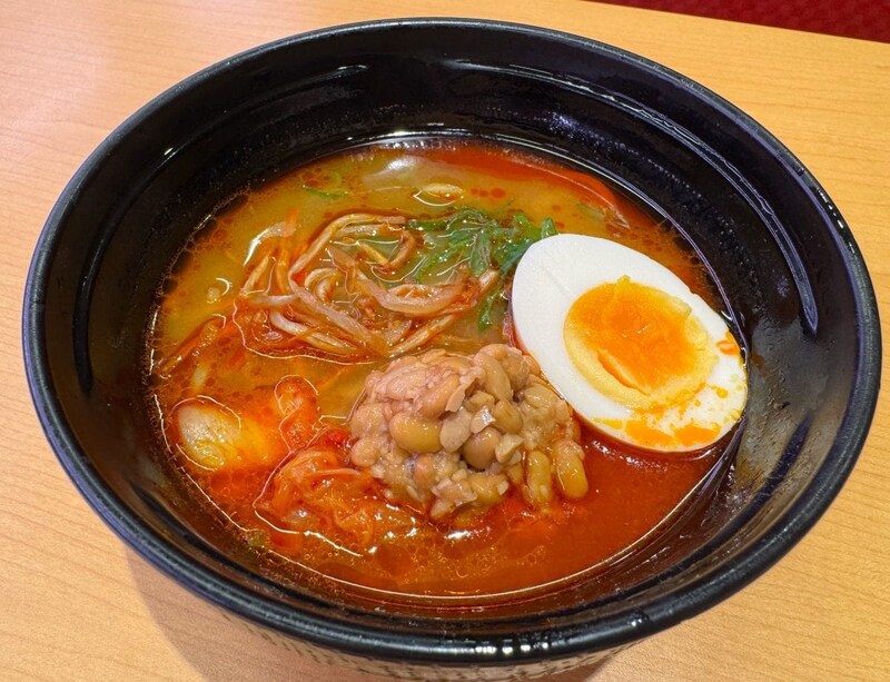 岩手盛岡のソウルフードは衝撃のビジュアル！柳家監修「キムチ納豆ラーメン」
