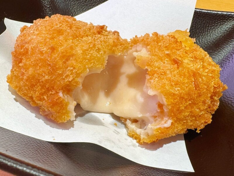 衣を割ると、中からずっしり詰まった熱々のカニクリームがとろけ出します