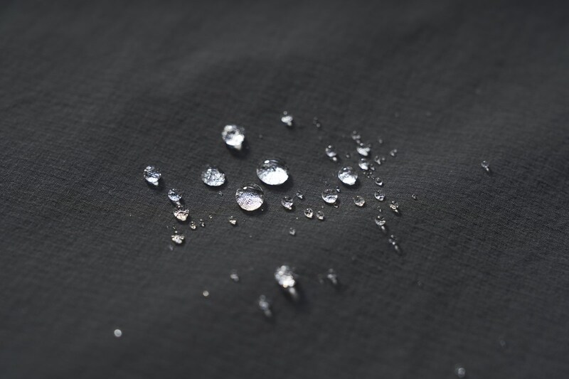 小雨程度なら弾いてくれるはっ水性
