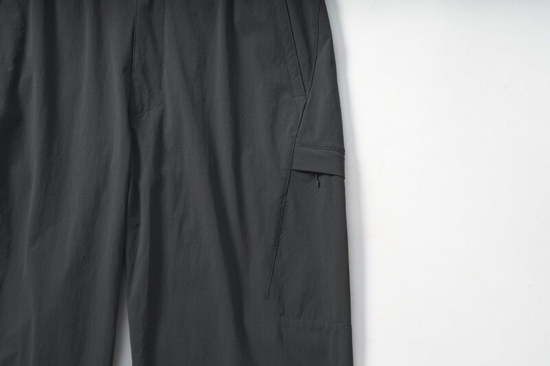 フロント側にあったユーティリティーポケットを、脇線を利用したサイドポケットに変更