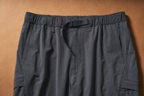 【ユニクロの万能すぎるパンツ】名作がさらに進化！ポケットとシルエットが激変した“新型ギアパンツ”の実力をスタイリストが徹底解説