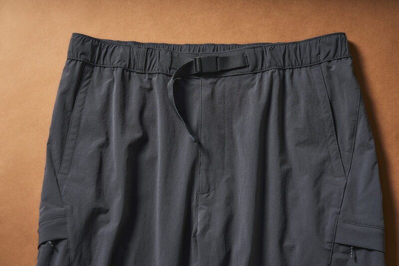 【ユニクロの万能すぎるパンツ】名作がさらに進化!ポケットとシルエットが激変した“新型ギアパンツ”の実力をスタイリストが徹底解説