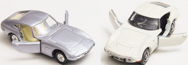 55年前（左）と最新のトミカプレミアム（右）とで目立って違うのは塗装や印刷。これらの技術の進化によって、ウインカーやエンブレムなどの塗装やライン入れなどの細かい表現が可能に
