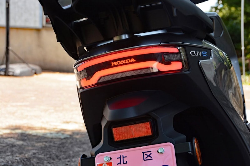 ライン状に発光するテールランプ