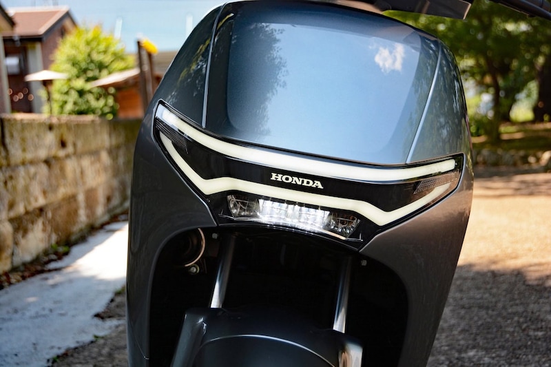 ライン状に発光するフロントポジションランプ