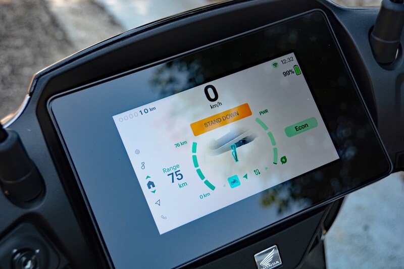 ゆっくりとした走りを楽しむ「ECON」モードは緑で表示