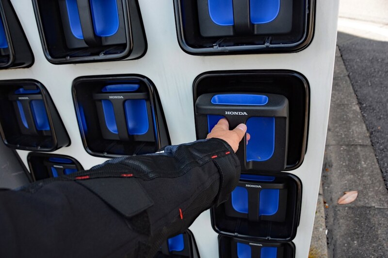 充電の手続きを済ますと枠が光るバッテリーが交換可能という合図