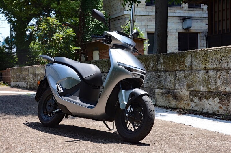 【話題の電動バイクに試乗】ホンダ「CUV e:」はエンジン車と比べて快適?スマホ連携の次世代スクーターに乗ってみた!