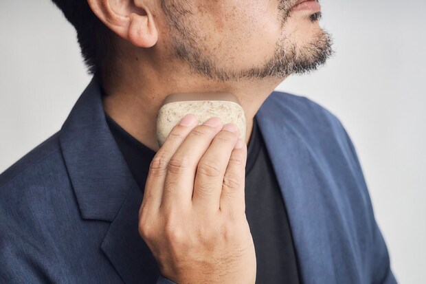 本体全体を手のひらで覆うように持ちながら操作するスタイル