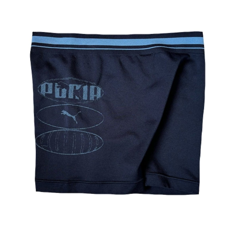 腿部分にはPUMA CATロゴとPUMA WORLDロゴを使った遊び心のあるトリプルロゴが