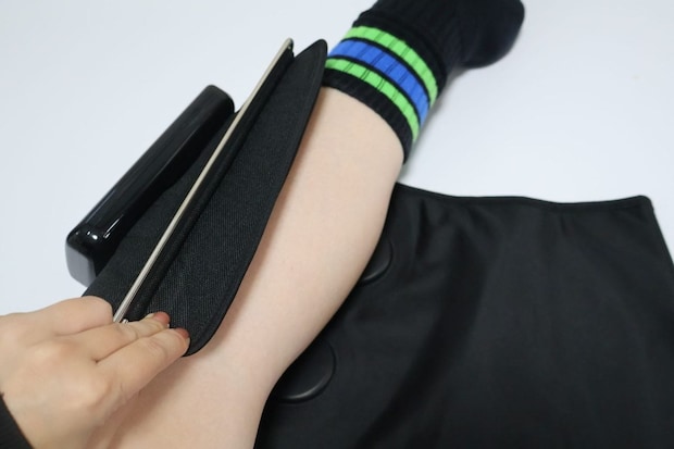 通電パッドがふくらはぎに当たるようにして巻きつける