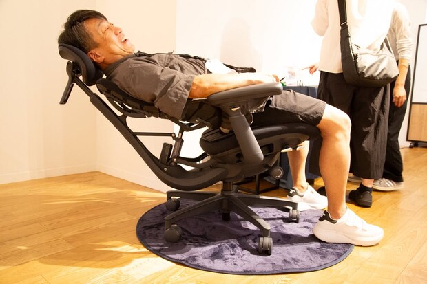 千人千種の体型に自動フィットする機能を持つ電動ワークチェア