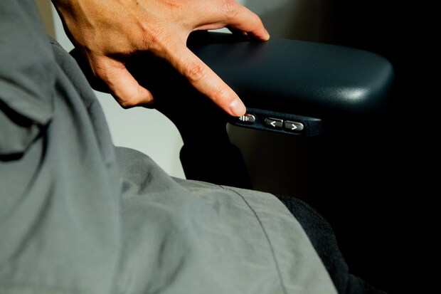 「これ集中力爆上がり」元世界大手ロボット技術者が作った“体型に自動フィットする”電動ワークチェアがヤバかった！