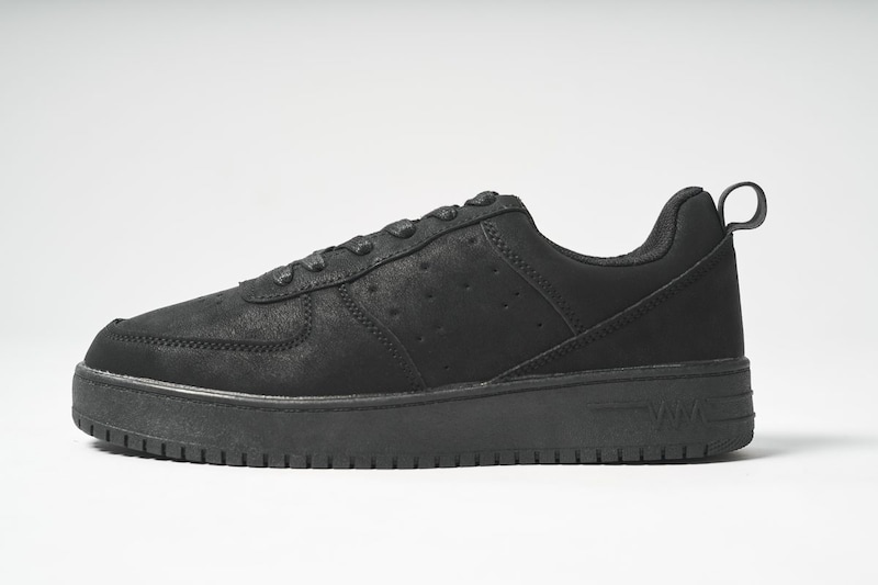 アッパー、ソール、シューレースまで、全てオールブラックで統一