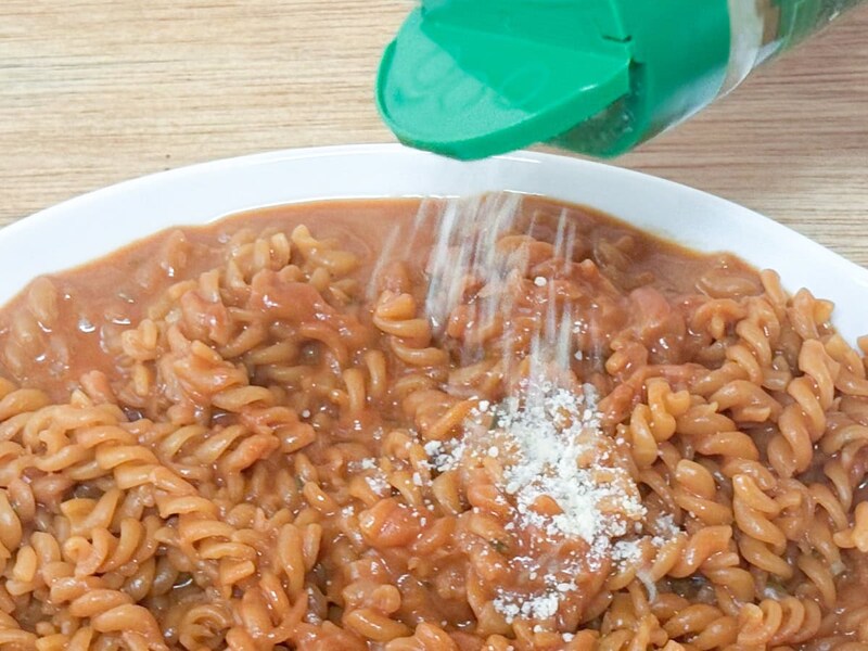 「トマト＆チーズパスタ」というメニュー名のわりにチーズの存在が薄いので、追粉チーズをたっぷりとトッピングしました