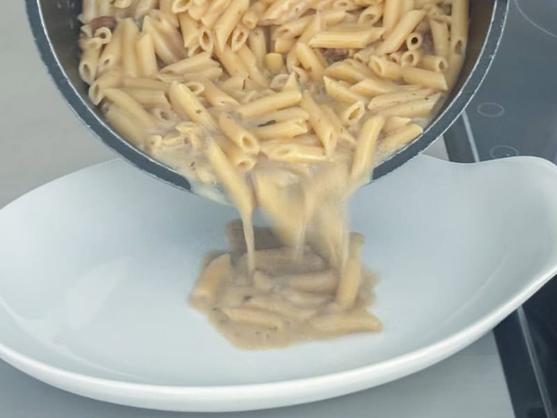 小鍋は水分の蒸発が少ないのかなと思っていましたが、フライパンで作るのと同様に濃厚スープに仕上がっています