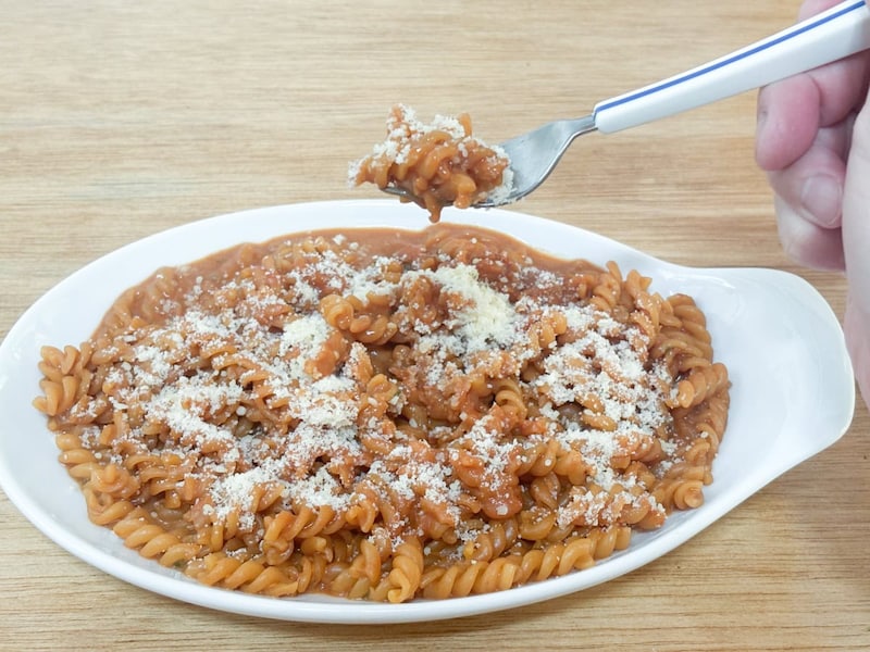 トマトソースはインスタントパスタにありがちな甘さはなく、酸味もしっかりある濃厚トマト味