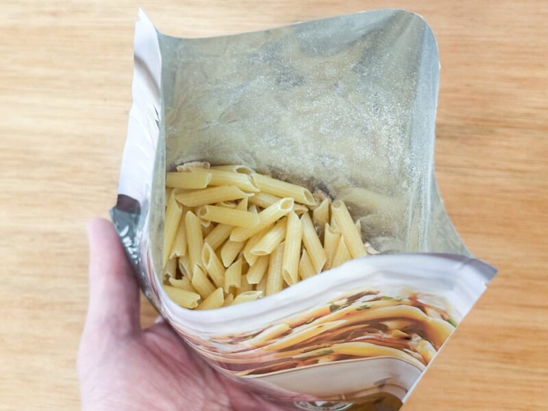 「きのこのクリームパスタ」は、両端がペン先のような形状のショートパスタ・ペンネと粉末スープがダイレクトに入っています