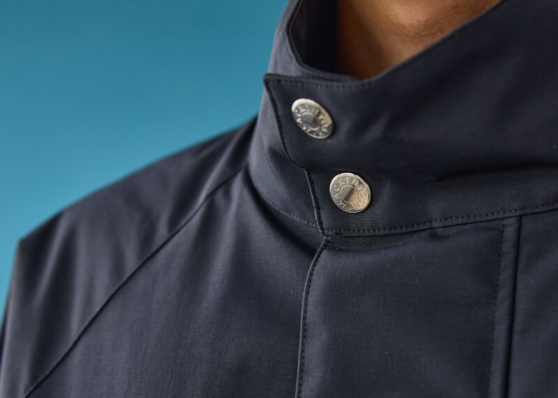 表地には耐久性も優れるマッキントッシュ独⾃の防⽔透湿素材レインテックファブリックを採⽤