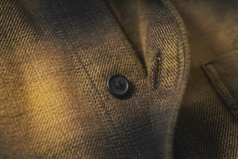 ボタンにあえて丸みをつけることで、留め外しがしやすい