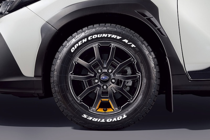 マッドフラップやイエローのアクセントカラーが入ったマットブラックの17インチアルミホイール、「TOYO TIRES OPEN COUNTRY A/T III」タイヤを採用
