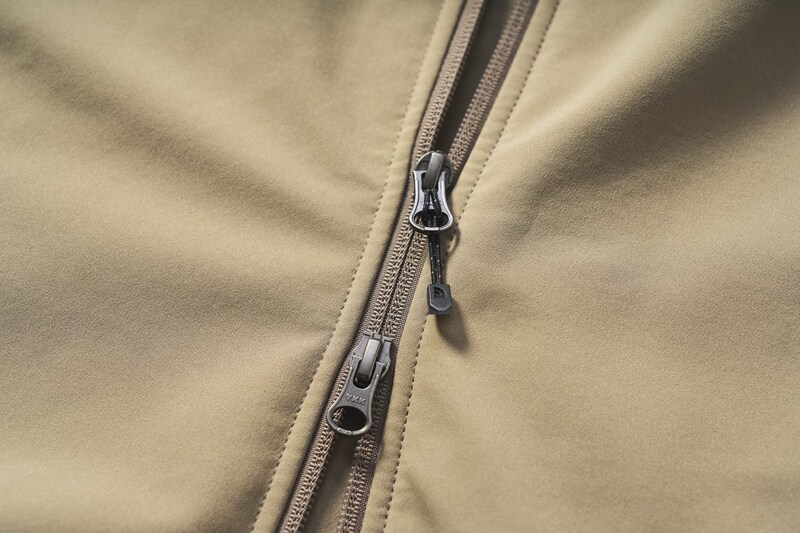 フロントもダブルジップなので、体温調整もしやすい