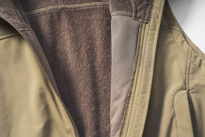 肌側には異型中空断面糸を用いており、保温性は感じつつもドライな肌触りを実現