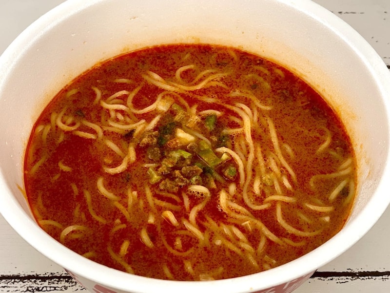 ミスタードーナツ 家で食べるミスドの担々麺／具材はネギと鶏豚味付肉そぼろです。この構成もお店に沿ったものとなります