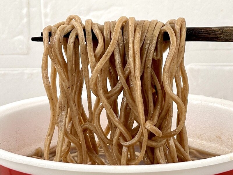 日清食品 日清の利きどん兵衛 天ぷらそば 信州／いわゆる「田舎そば」的な再現かと思われます。存在感ある太切り麺は濃厚なお出汁としっかりと絡んで、噛むごとにお口の中でおいしさが広がっていきます