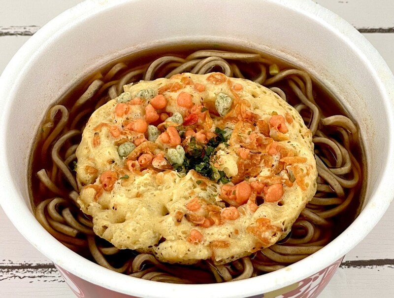 日清食品 日清の利きどん兵衛 天ぷらそば 信州／あとのせサクサク天ぷらが濃厚なつゆとのコントラストに映えます