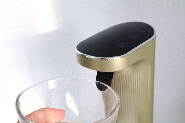 ノズルカバーを押すようにしてグラスを近づけるとお酒が注がれる