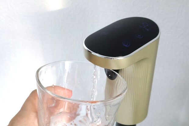 ノズルカバーを押すようにしてグラスを近づけるとお酒が注がれる