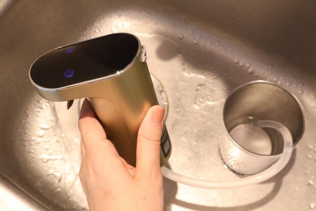 チューブをコップに入れた水の中に入れて「自動洗浄モード」にすると水通しされ、本体もチューブも洗うことが可能