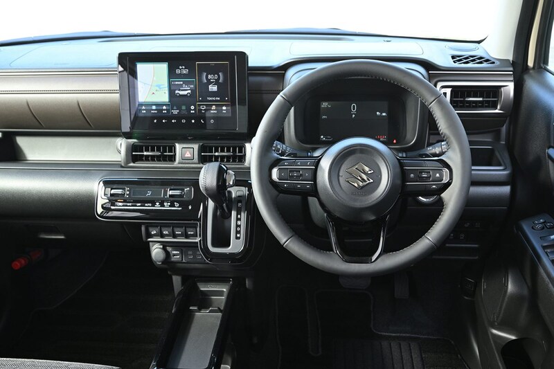 インテリアは水平基調で、革調シボやステッチ形状を持つブラウン樹脂パネルを採用