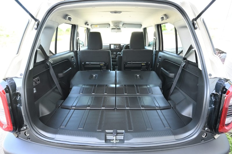 ラゲッジとリアシートはフルフラットにすることができる