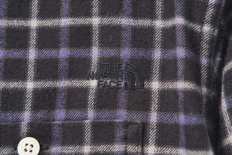 胸元には同色ロゴ