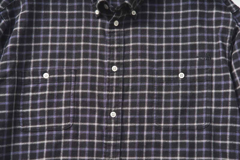 両胸にはボタン付きポケット