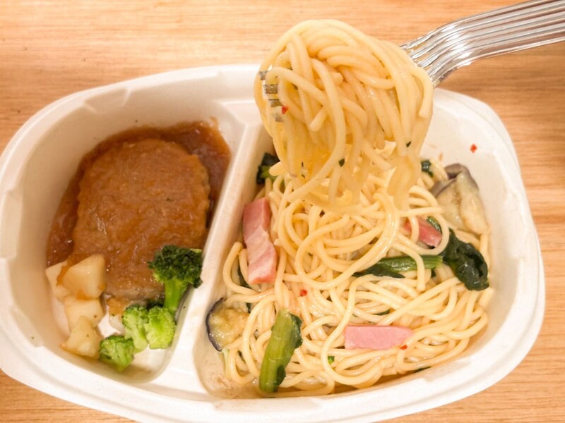 「和風おろしハンバーグ＆香味醤油スパゲティ」のスパゲティには「本当に醤油入ってる？」と思うくらい色も味も淡い感じ