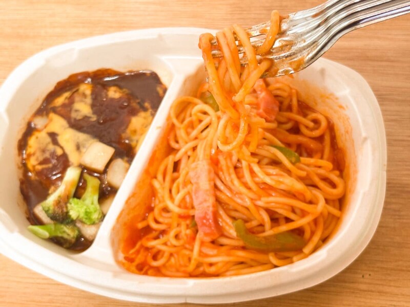 「煮込み焼ハンバーグ＆ナポリタン」はハンバーグもナポリタンも味が少し濃いめなので、量は多くないけど個人的には食べ応え十分でした。ちょっと物足りないという方には、プラス白米がオススメです