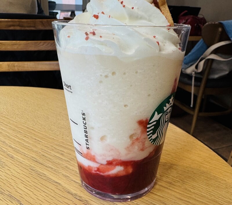 『ストロベリー & ジョイフルメドレー ティー フラペチーノ』