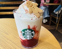 【スタバ待望の新作】ホリデー第一弾は歴代最高級にゴージャス！イチゴ果肉がトロットロ「ストロベリー & ジョイフルメドレー ティー フラペチーノ」を徹底レビュー