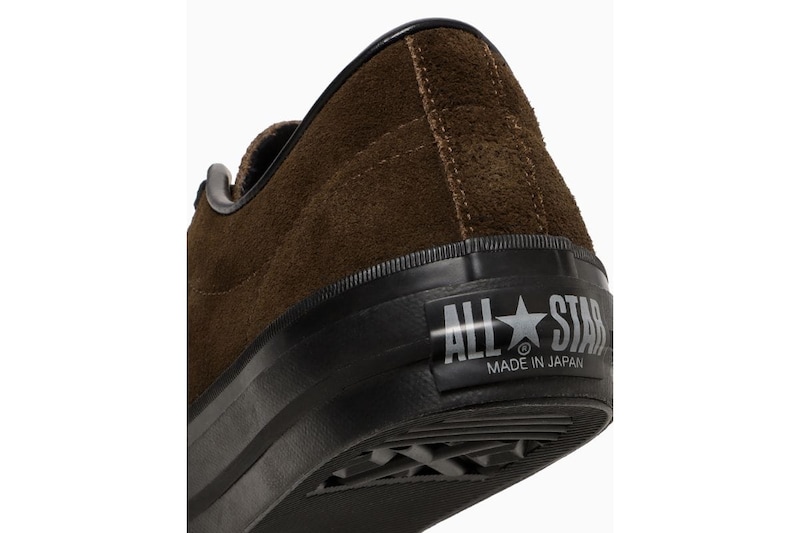 ソール、一つ星、シューレースなどにはポイントでブラックを差し、シックで落ち着いたデザインに仕上げている