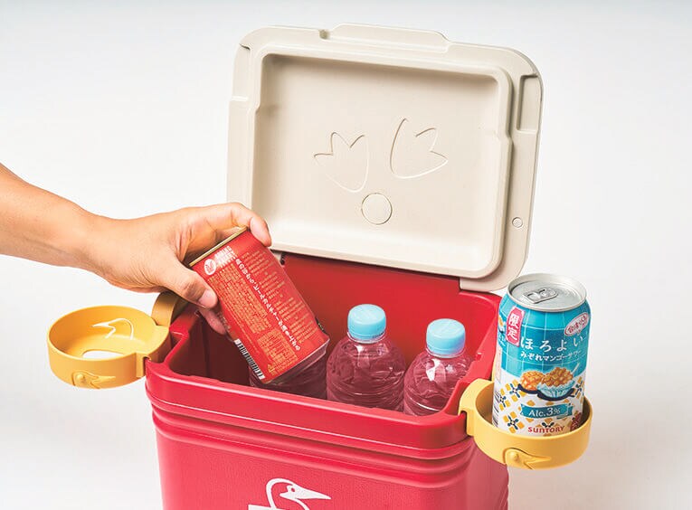 付属のドリンクホルダーを縁に取り付けて、天板をテーブル代わりにすれば食事もできる