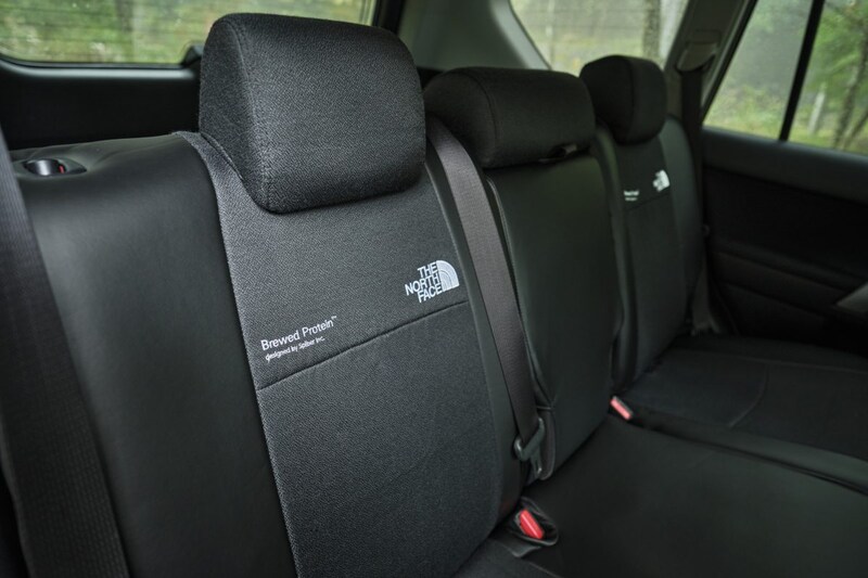 前後席シートのシートバックにザ・ノース・フェイスのロゴを配置。ザ・ノース・フェイスのアウタージャケットのような仕上がり