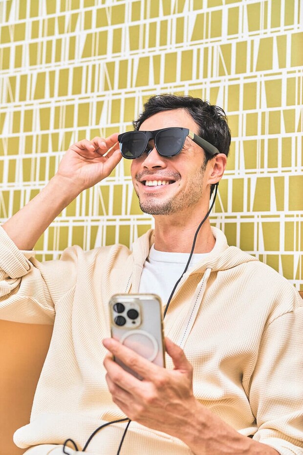 見た目はほぼサングラスなので携帯性が高く、新幹線などでも使いやすい